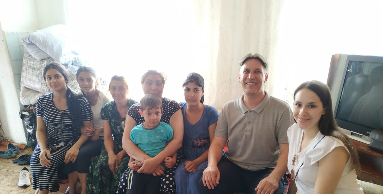 Five Roma families received food packages from the church in Omsk.