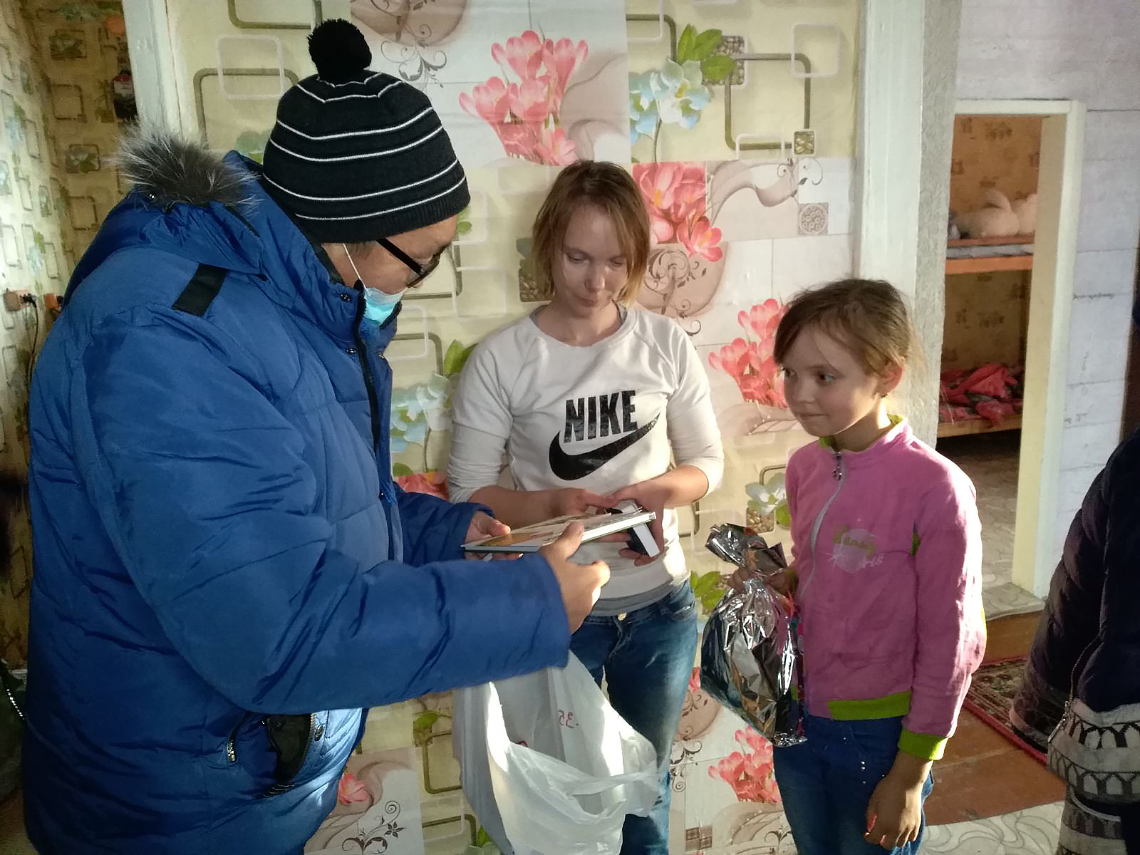 The children were delighted to receive the Christmas presents.