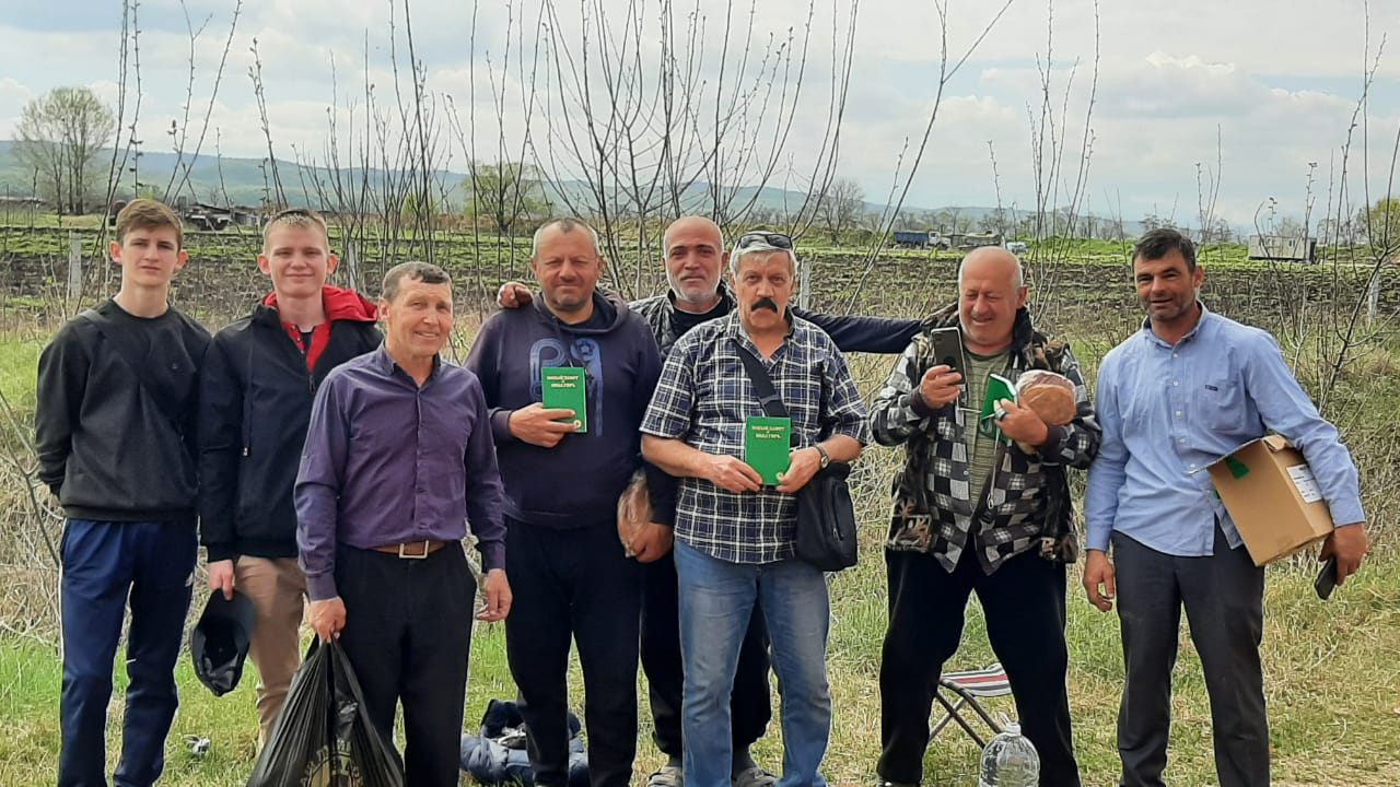 Pastor Viktor and other believers distribute New Testaments to drivers stuck in traffic who are passing through the Caucasus
region to other countries.