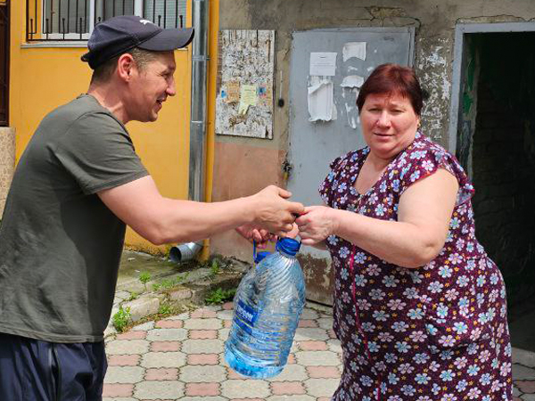 More Humanitarian Aid Arrives In Flood Damaged Region 1