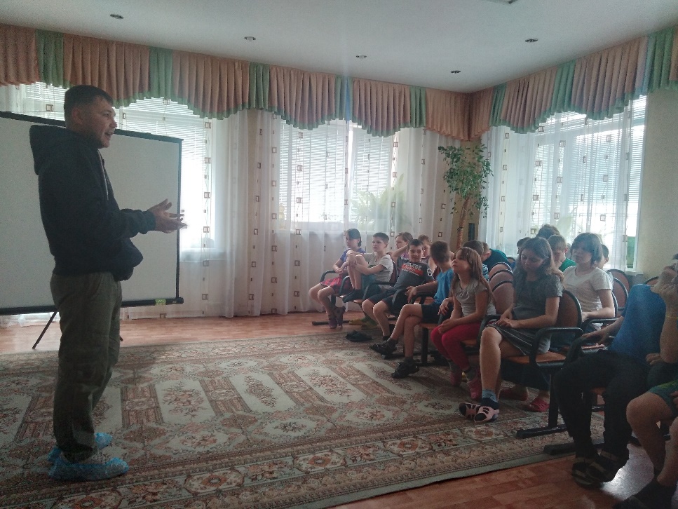 Igor presents a message on Thomas.