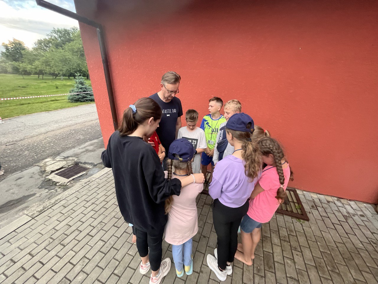 Children pray together.