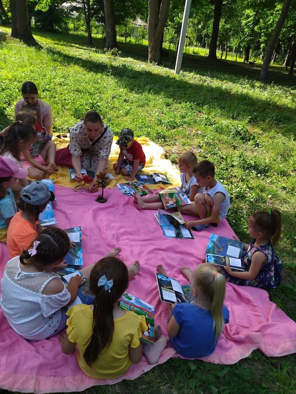 Children study the Scriptures.