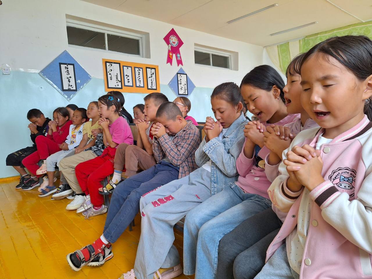 Children praying at the camp.