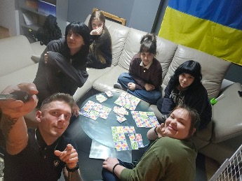 Inna meets with girls.